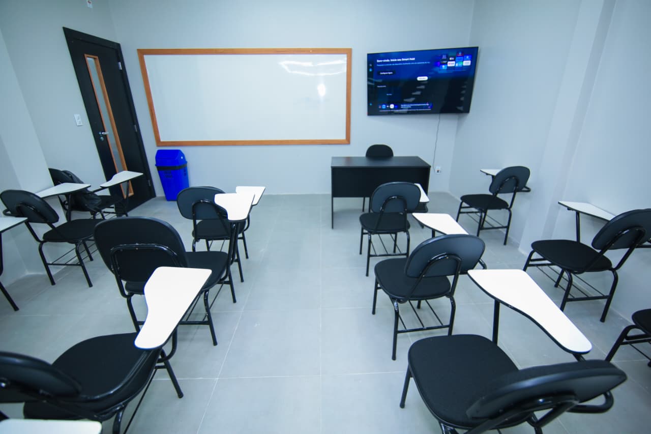 Sala de aula equipada com smart TV na Unidade Manoa