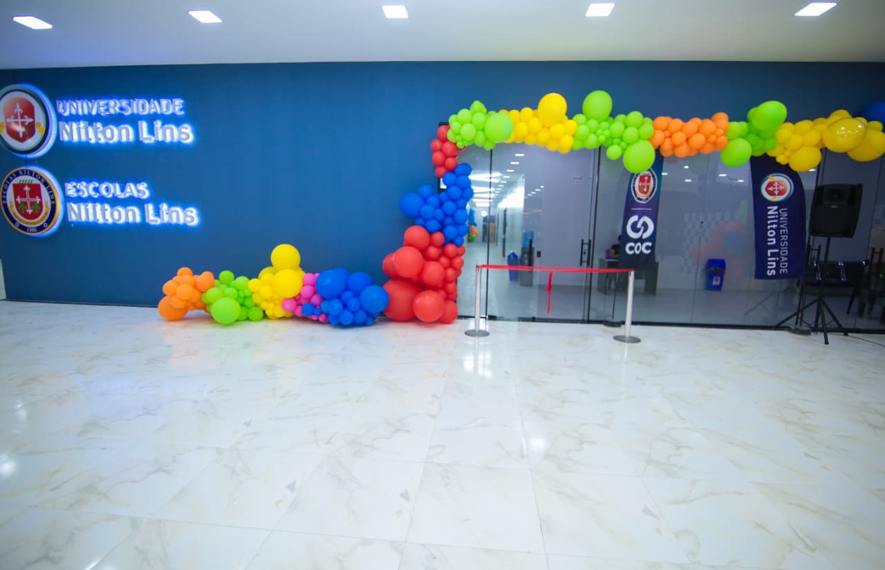 Entrada principal da Escola Nilton Lins Unidade Manoa decorada com balões